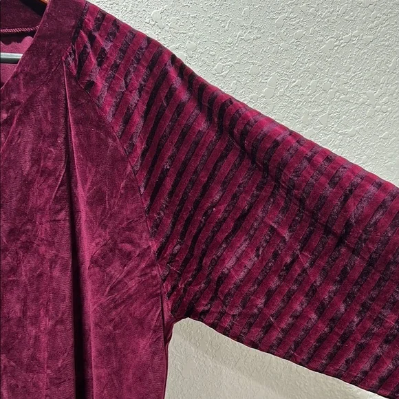 Linda Clifford women’s Burgundy Velvet Cardigan size 40/42 GUC - Picture 4 of 10